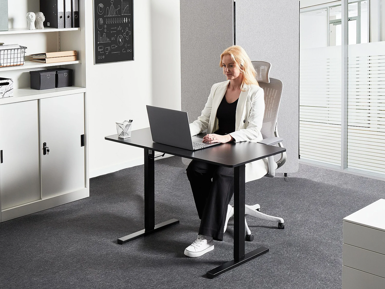 Biurko regulowane elektrycznie 120 x 60 cm czarne TAVARES 4106569